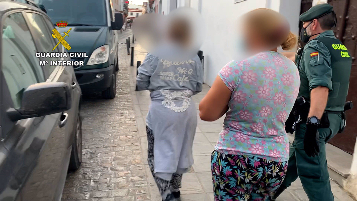 Detenidas en Cádiz por robar a mayores con el método del 'abrazo cariñoso'