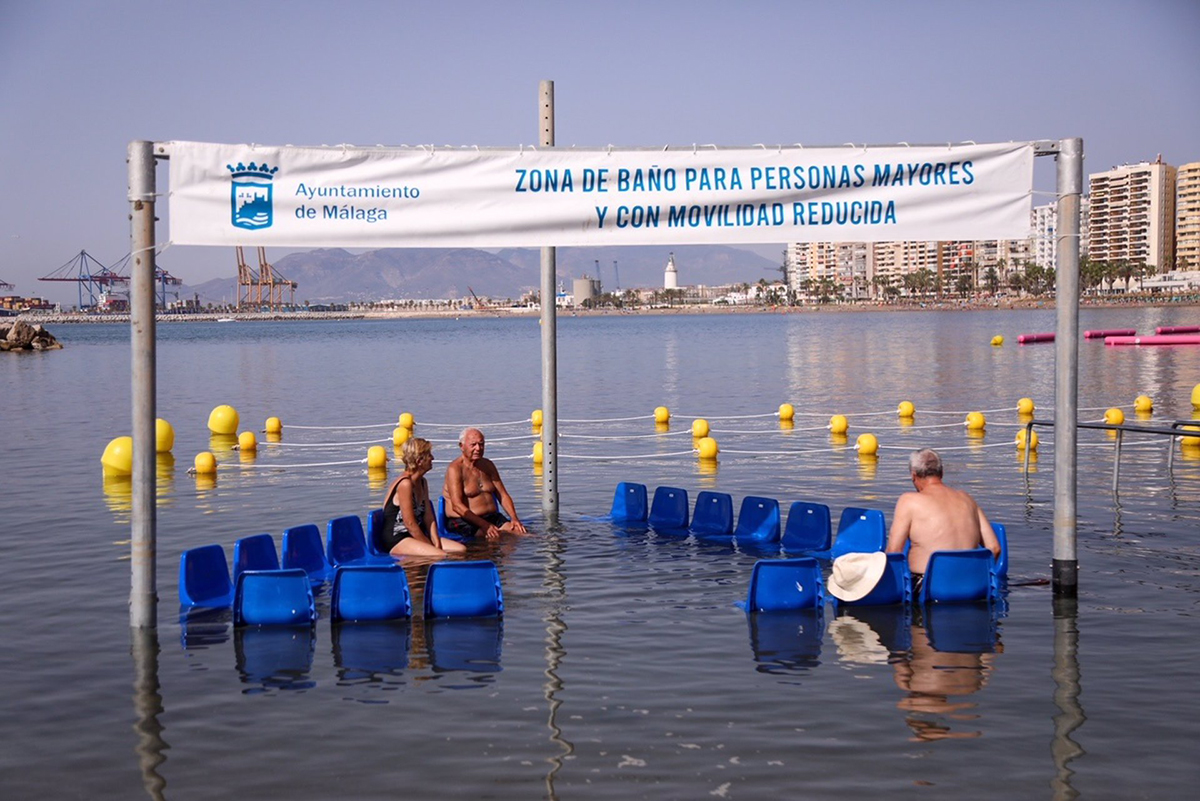 Málaga capital estrena su primera zona de baño adaptada para usuarios con movilidad reducida