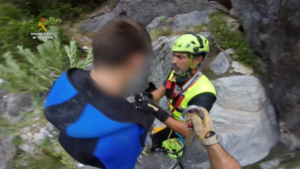 Guardia Civil rescata a 5 menores que quedaron embarrancados en el río