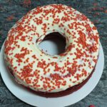 Receta para hacer un rico donut gigante de Red Velvet