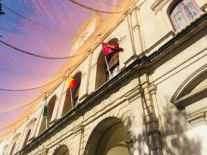 Sevilla se une en un minuto de silencio ante el crimen machista en el Cerro