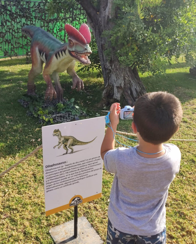 Éxito en Estepona de Dino Expo XXl, exposición de dinosaurios al aire libre para toda la familia