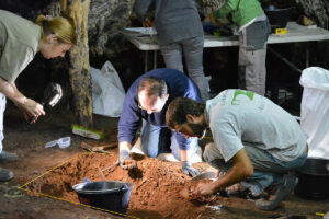 Neandertales de hace 65.000 años pintaron las marcas rojas de la malagueña Cueva de Ardales