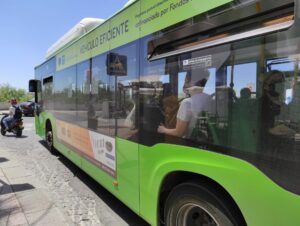 Matrimonio se enfrenta a la cárcel por fingir una caída en un autobús