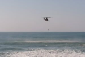 Rescatan a un joven tras quedar atrapado en unas rocas de la playa de Motril