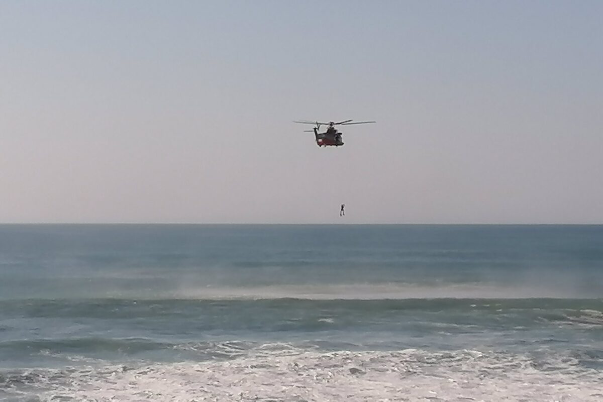 Rescatan a un joven tras quedar atrapado en unas rocas de la playa de Motril