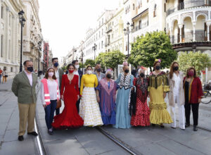 El centro de Sevilla se convierte en una gran pasarela de moda flamenca