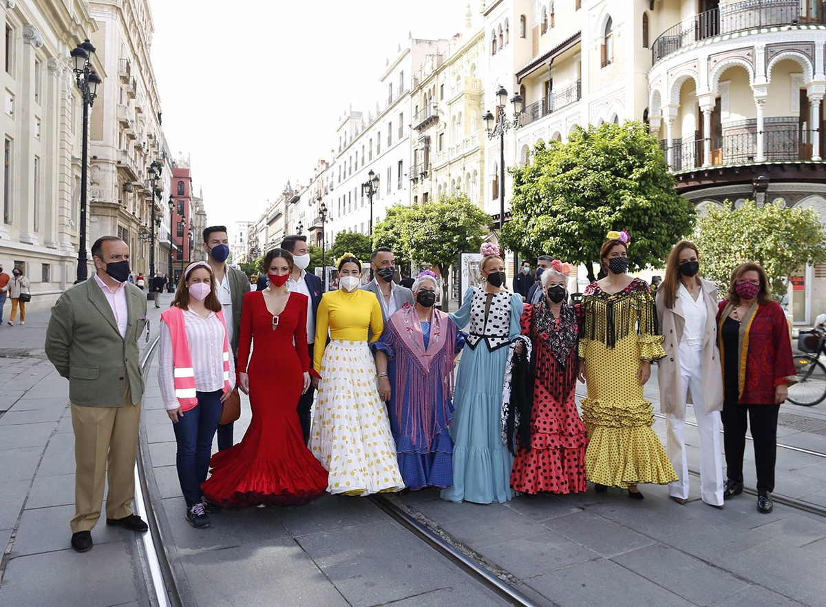 El centro de Sevilla se convierte en una gran pasarela de moda flamenca