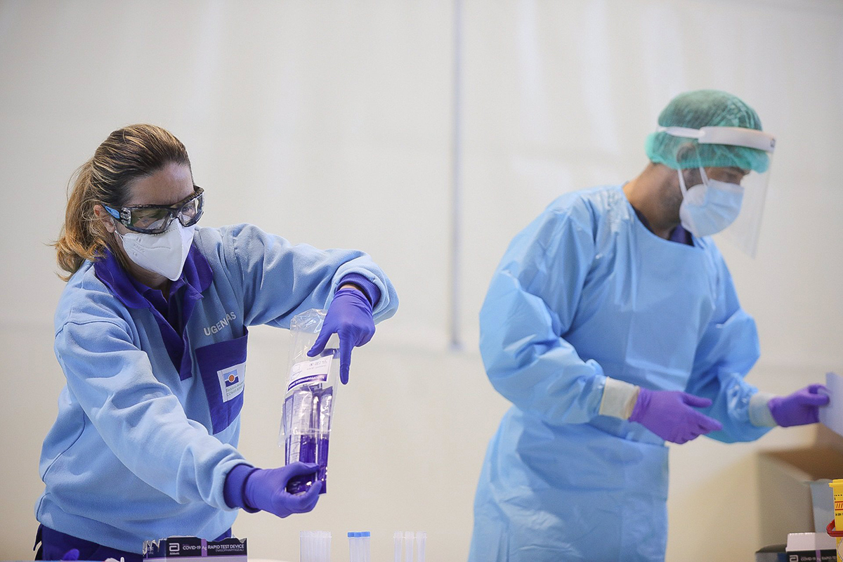 Cae el número de pacientes hospitalizados y en UCI por covid en Andalucía