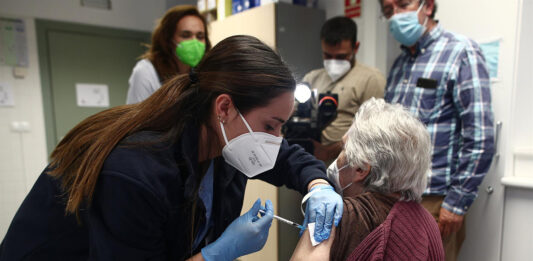 Aprobada la tercera dosis de la vacuna a residentes en centros de mayores