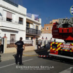 Bomberos rescatan a un bebé y una mujer de una vivienda en llamas en Sevilla