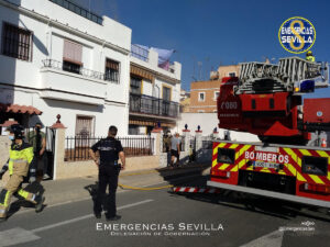 Bomberos rescatan a un bebé y una mujer de una vivienda en llamas en Sevilla