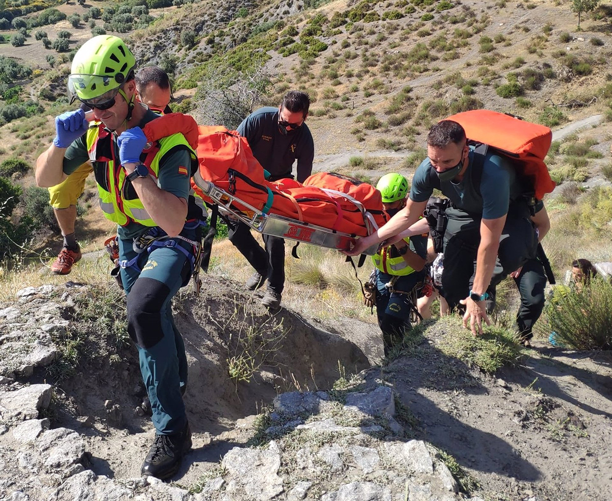 Rescatan a un ciclista semiinconsciente que cayó en un paraje de difícil acceso