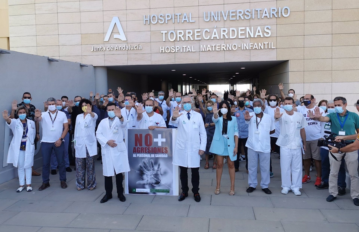 Sanitarios de Torrecárdenas hacen frente común contra las agresiones