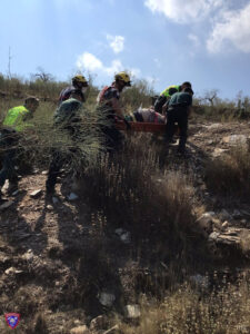 Septuagenario sale por su propio pie tras volcar su coche por un desnivel en Benizalón