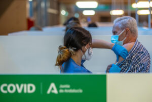 Los andaluces mayores de 70 reciben a partir de hoy la tercera dosis de la vacuna covid