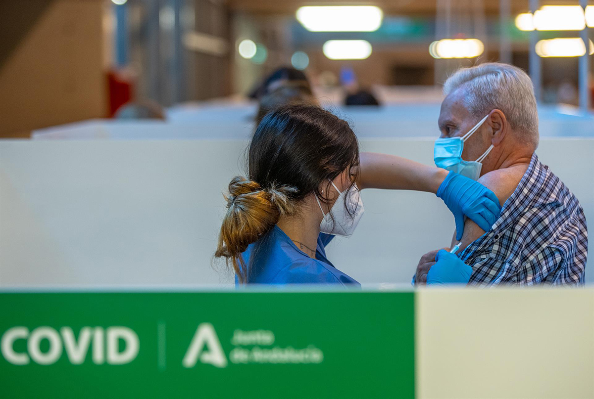 Los andaluces mayores de 70 reciben a partir de hoy la tercera dosis de la vacuna covid