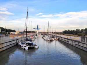 Veinte veleros parten desde el Puerto de Sevilla para dar la vuelta al mundo