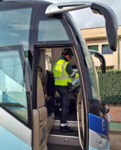 Pillado tras subir a RRSS un vídeo conduciendo un autobús cuando carecía de carné