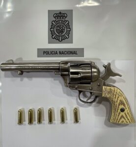 Detenida una mujer que increpó con un arma a varios menores