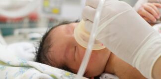 Dos policías de Andújar salvan la vida a un bebé recién nacido