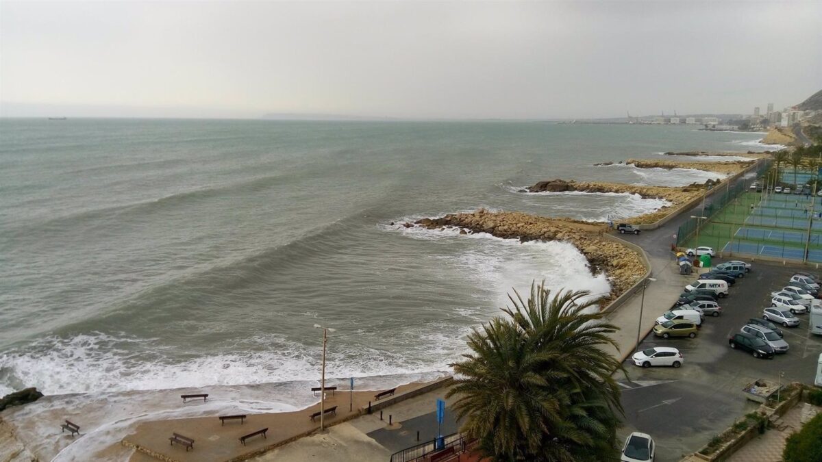 Granada y Almería mantienen la precaución ante el aviso de rachas de viento y oleaje