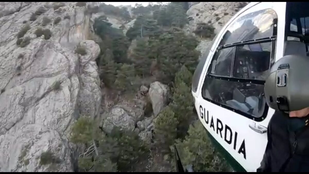 Rescatan a una mujer en helicóptero tras perderse en la sierra de Pozo Alcón