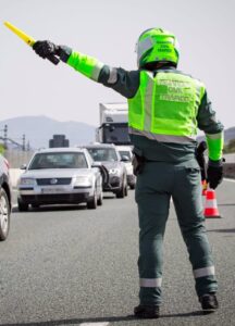 Un fallecido y varios heridos en un accidente entre un autobús y dos turismos