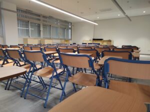 Educación y Sanidad estudiarán el regreso presencial a las aulas