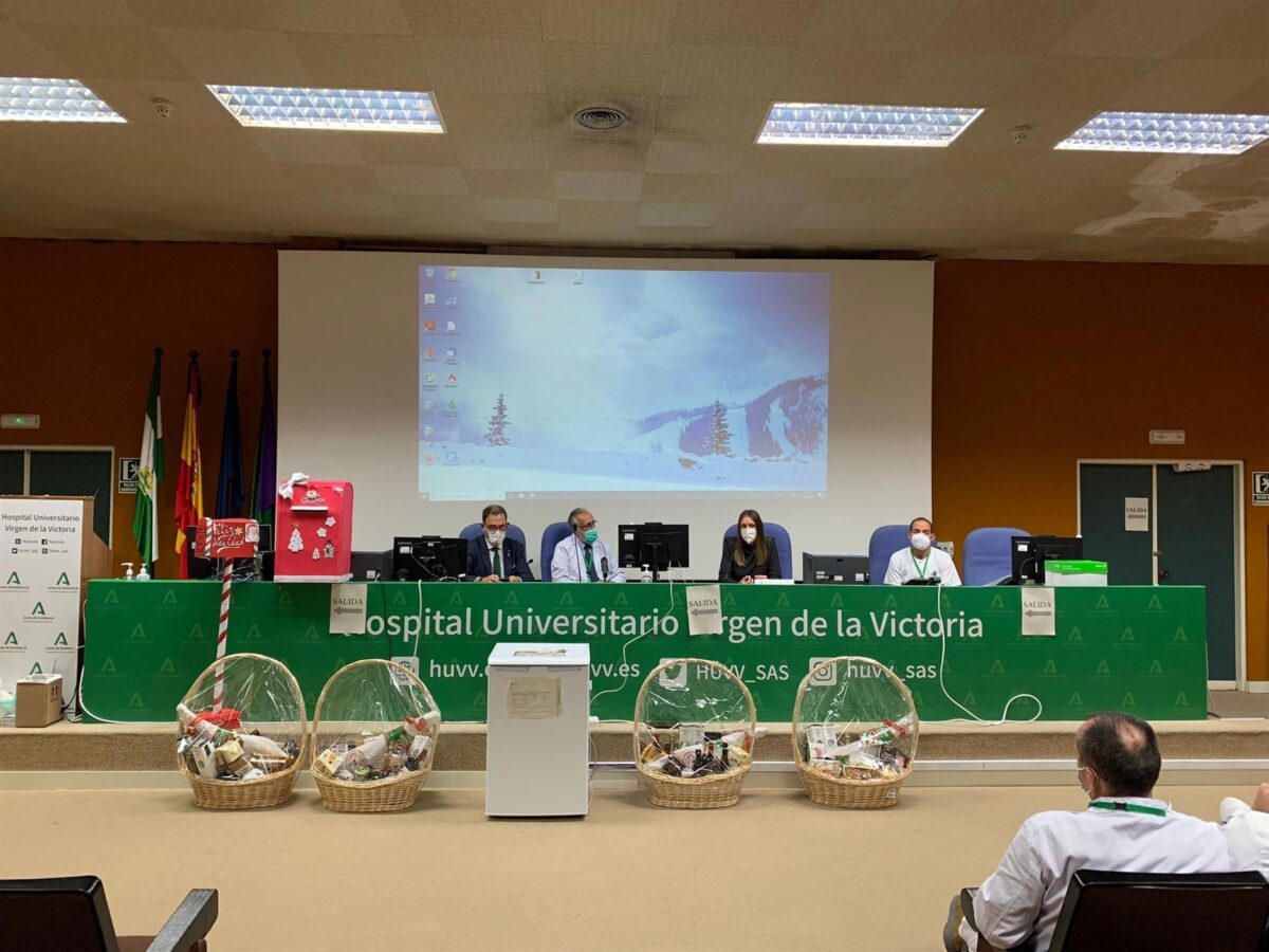 Ingresados del Clínico de Málaga reciben felicitaciones navideñas de alumnos de infantil