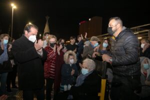 La mujer más longeva de Sevilla enciende el alumbrado navideño de Mairena