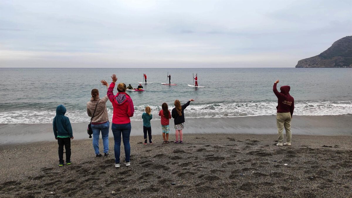 Papá Noel llega a Almuñecar... en paddle surf