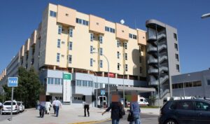 Rescatan a una mujer de 90 años del incendio en una vivienda de Málaga