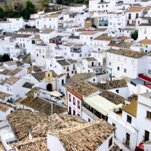 Rescatan a una mujer tras caer a un arroyo en Setenil de las Bodegas