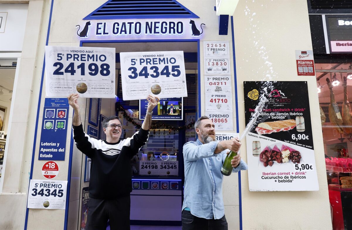 Tres quintos premios caen en la misma calle de Málaga