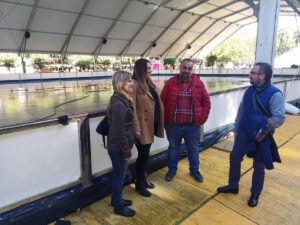 Las pistas de hielo vuelven a hacer las delicias de los sevillanos esta Navidad