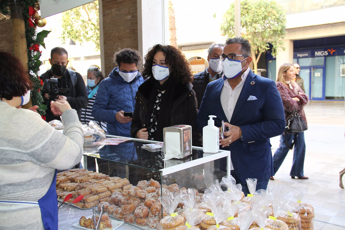 Los soportales de Gran Vía onubense acogen la XII muestra de dulces navideños