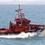 Continúa la búsqueda del hombre desaparecido tras caer al mar desde un pesquero