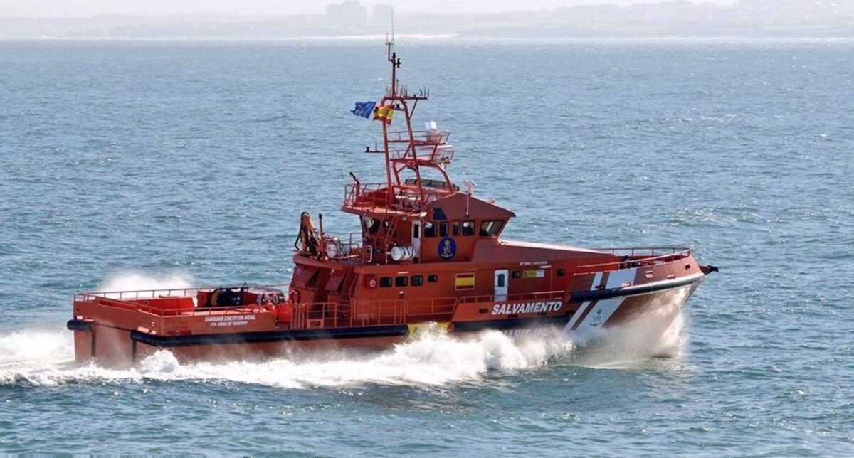 Continúa la búsqueda del hombre desaparecido tras caer al mar desde un pesquero