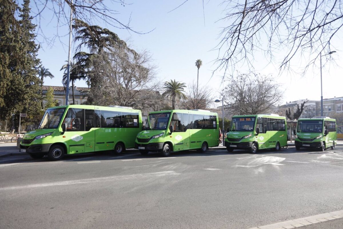 Córdoba estrena cuatro minibuses de gas natural comprimido