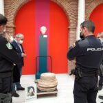 Recepción de la pieza hallada por la Policía Adscrita. / Foto: Junta de Andalucía.