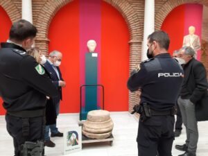 Recepción de la pieza hallada por la Policía Adscrita. / Foto: Junta de Andalucía.