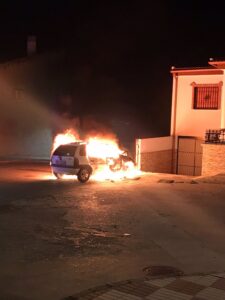 Guardia Civil salva la vida de un hombre atrapado en su coche en llamas