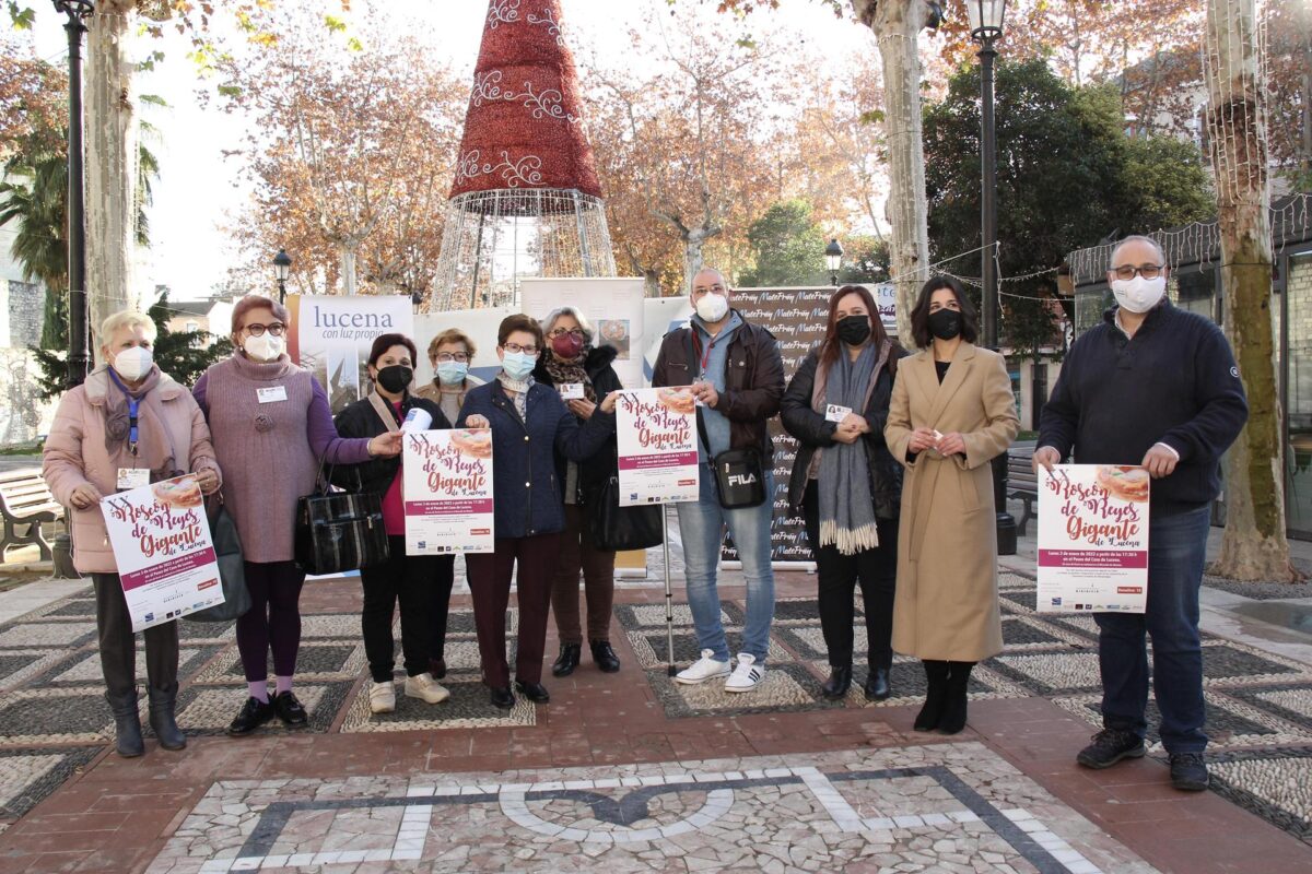 Lucena elabora un roscón solidario gigante para luchar contra la fibromialgia