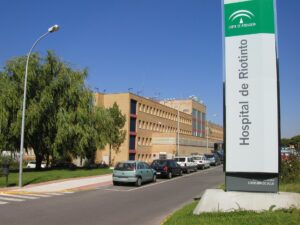 Rescatan a un hombre en el incendio de una vivienda en Aracena