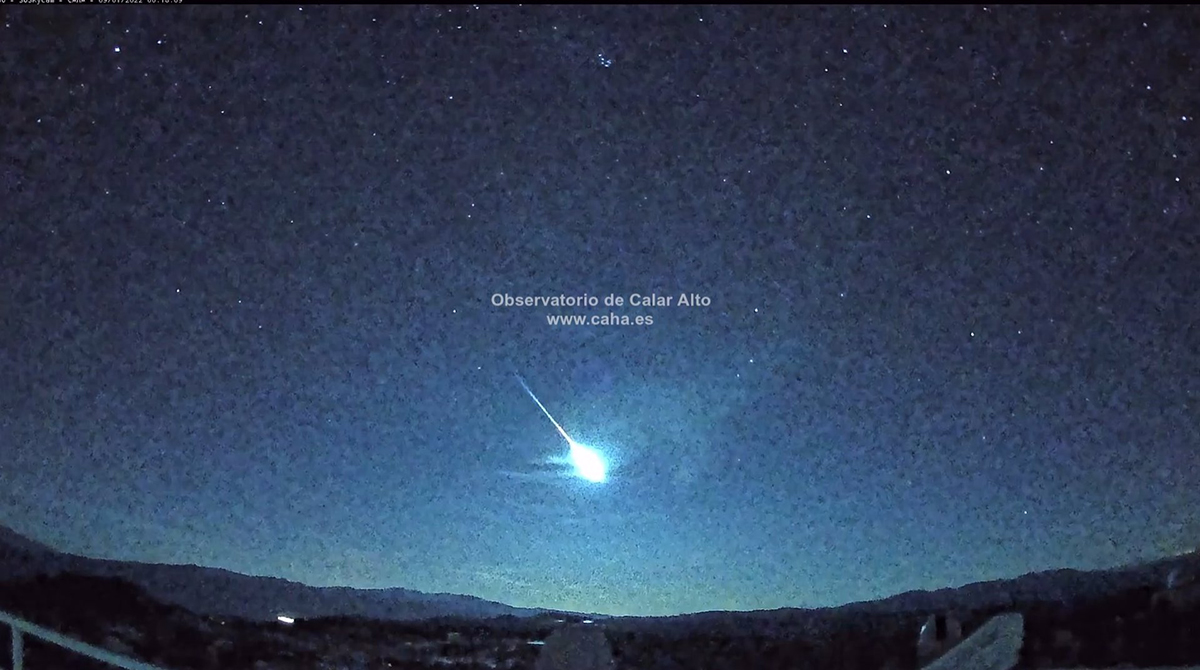 El fragmento de un cometa ilumina de manera impactante el cielo andaluz