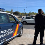 Amenaza a unos jóvenes con una catana por molestarle en su domicilio