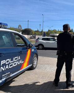 Amenaza a unos jóvenes con una catana por molestarle en su domicilio