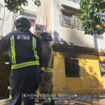 Bomberos rescatan a tres personas del interior de un piso en llamas