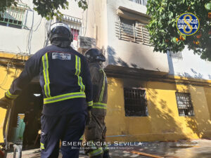 Bomberos rescatan a tres personas del interior de un piso en llamas